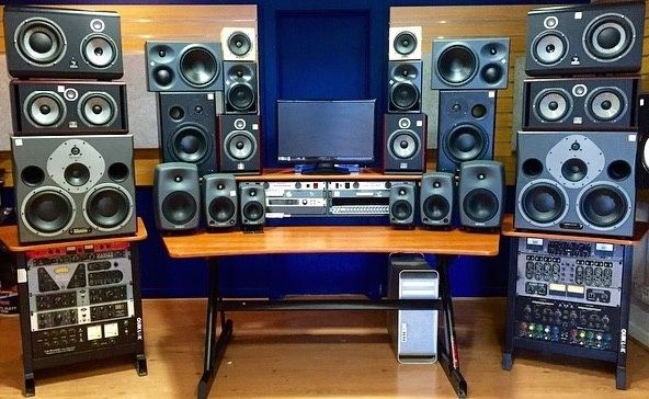 Tonstudio mit Monitor, Mischpult und zahlreichen Lautsprechern
